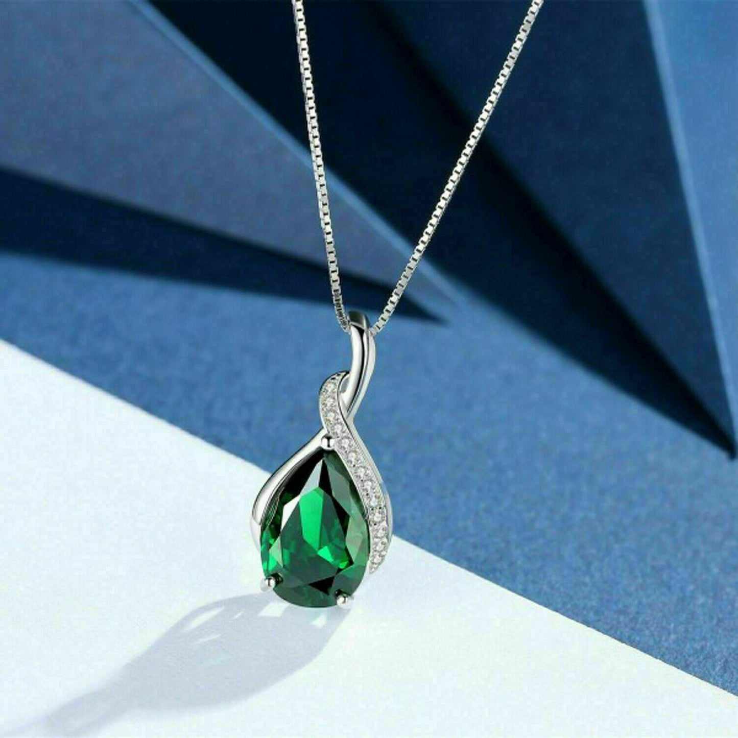 "Radiant Greens: A 51cm Silver Necklace Adorned with Emerald Zircon Stones"