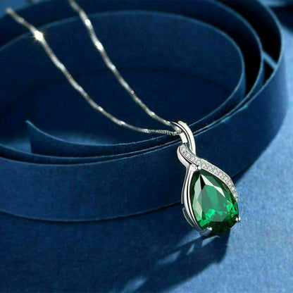 "Radiant Greens: A 51cm Silver Necklace Adorned with Emerald Zircon Stones"