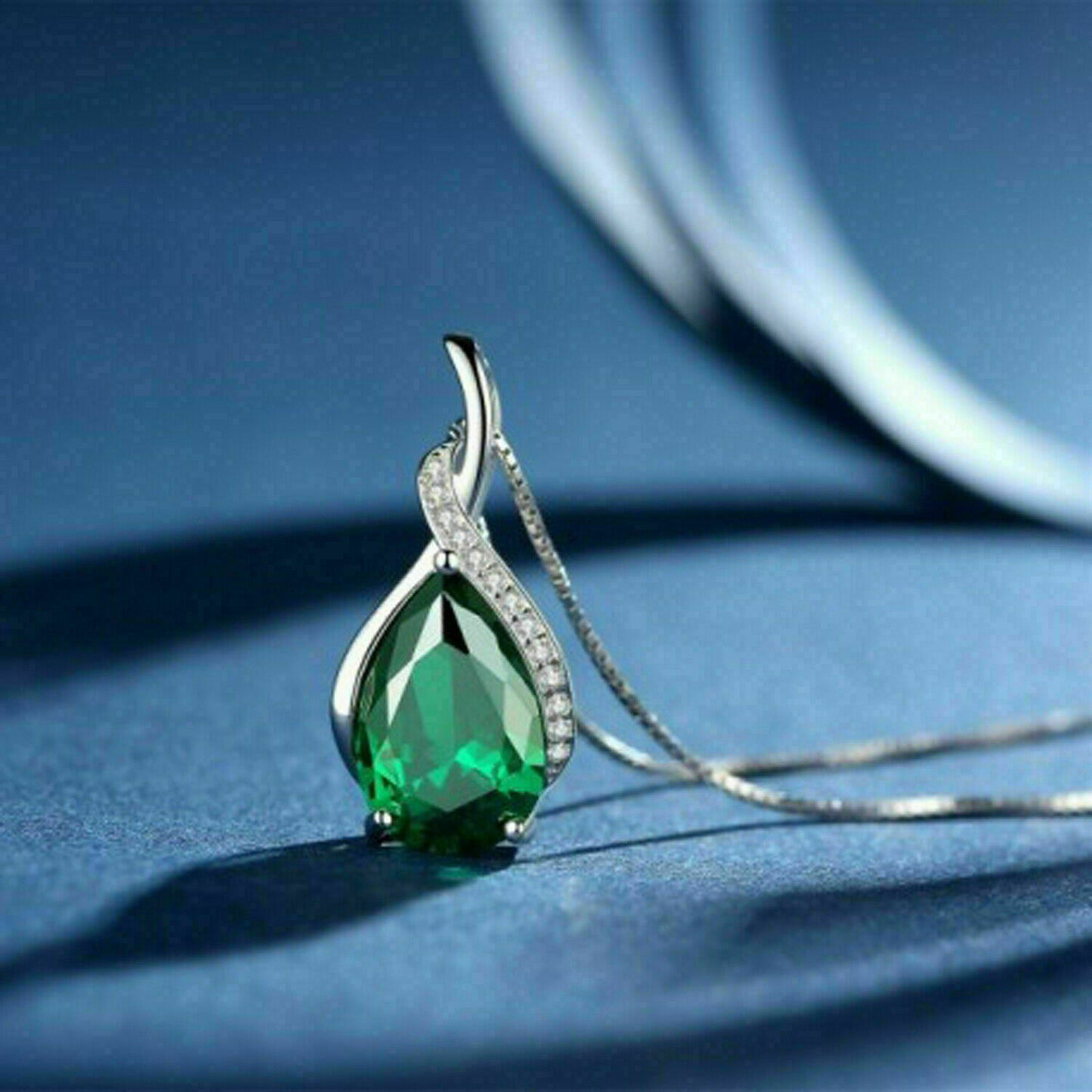 "Radiant Greens: A 51cm Silver Necklace Adorned with Emerald Zircon Stones"